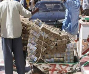 Dân Zimbabwe cắm trại qua đêm chờ rút tiền