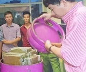 Độn hàng trăm bánh heroin trong bình gas