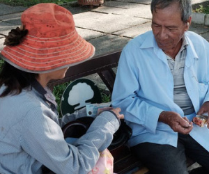 Liên tục nhiều người trúng độc đắc, người bán vé số dạo ở Sài Gòn đổ xô bán vé số kiểu Mỹ