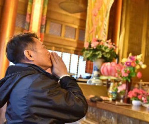 Lý Liên Kiệt đi lễ chùa giữa nghi vấn góp quỹ cho bà Hillary