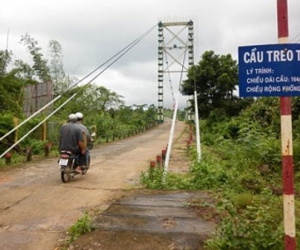 Sập cầu treo, 4 người rơi xuống sông Đồng Nai