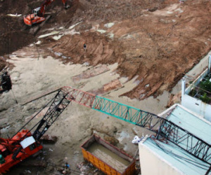 Cần cẩu đè nát mái nhà, vợ chồng cụ ông 92 tuổi thoát chết