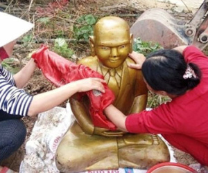 Dọn đầm nuôi tôm, gặp pho tượng lạ màu vàng