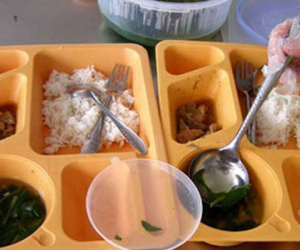 Giật mình nhìn bữa trưa của trẻ Việt và trẻ ở những nước nổi tiếng thông minh