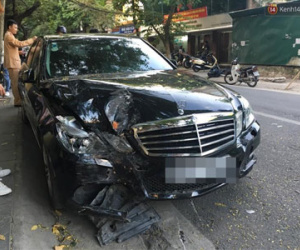 Hà Nội: Mercedes va chạm liên tiếp với 2 xe máy rồi tông vào gốc cây
