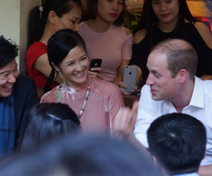 Hoàng tử Anh William uống cà phê trên phố cổ Hà Nội