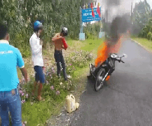 Không biết dùng bình cứu hỏa, 3 nam thanh niên ngậm ngùi nhìn xe máy bị lửa thiêu rụi