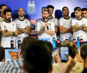 Messi dẫn 25 cầu thủ Argentina đi tuyên chiến báo chí