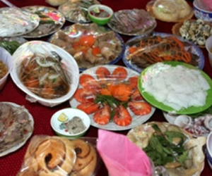 Mừng phong bì 200 nghìn, cả nhà 6 người đến ăn cỗ