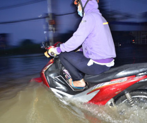TP.HCM: Nước ngập đến yên xe, dân vật vã "bơi" đi làm, đi học