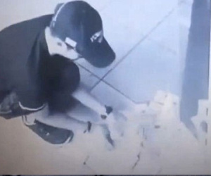 Cây ATM bị lỗi nhả xối xả 50 triệu, nam thanh niên vơ vội vơ vàng trong ngỡ ngàng