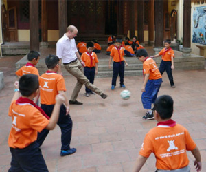 Hoàng tử Anh William đá bóng cùng học sinh Việt Nam