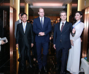 Huyền My diện áo dài trắng, rạng ngời đón tiếp Hoàng tử nước Anh