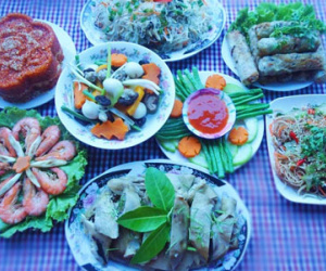 Một nhà có đám, cả xóm kéo nhau đi ăn