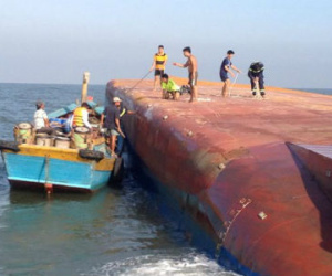 Sà lan chìm sau va chạm với tàu Panama, một phụ nữ mất tích