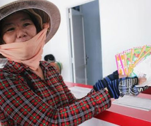 Vé số "kiểu Mỹ" bán dạo tới tận thôn, xóm