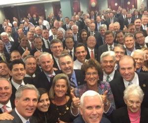 Ảnh selfie của phó tướng Trump bị chỉ trích vì toàn quan chức da trắng