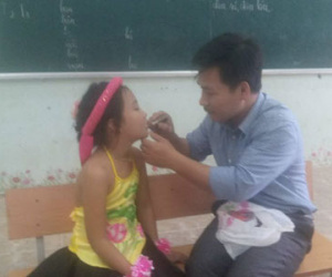 Bức ảnh thầy giáo cặm cụi tô son cho học trò thi văn nghệ khiến dân mạng "tan chảy"