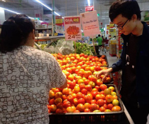 Cà chua "cháy" hàng, nhiều người vào siêu thị gom ra chợ bán hưởng chênh lệch