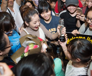 Chi Pu rạng rỡ trong vòng tay của fan ở sân bay