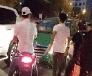 Clip: 2 thanh niên xăm trổ dọa tài xế taxi vì điều khiển xe lấn làn trong giờ cao điểm