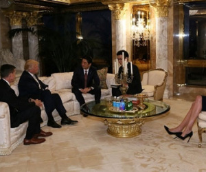 Con gái Trump ngồi họp cùng cha và thủ tướng Nhật Bản