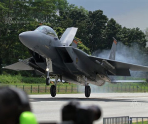 Hoành tráng tiêm kích F-15/16 Singapore hạ cánh trên quốc lộ