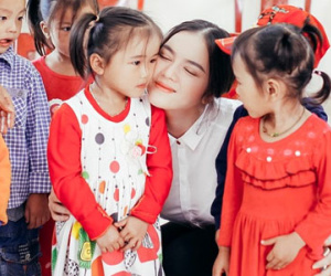 Lý Nhã Kỳ ủng hộ đồng bào miền Trung 500 triệu đồng