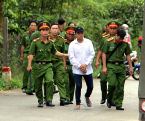 Nghi phạm giết 2 mẹ con trong biệt thự thực nghiệm hiện trường