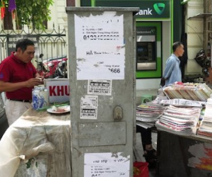 Người dân hồn nhiên buôn bán bên “bom nổ chậm”