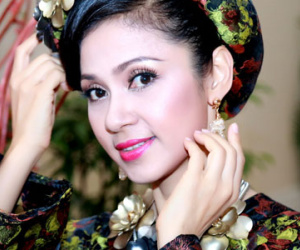 Việt Trinh: "Tôi cay mắt khi con hỏi sao chỉ có mẹ nắm tay con"