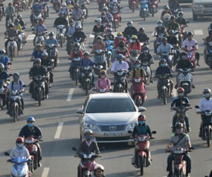 Xe máy chiếm hết làn đường ôtô ở đại lộ đẹp nhất Sài Gòn