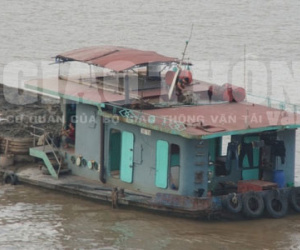 Bộ Công an điều tra việc đổ hàng trăm tấn chất thải xuống sông Hồng