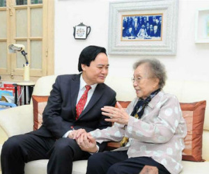 Bộ trưởng Phùng Xuân Nhạ thăm và tri ân nguyên Phó Chủ tịch nước Nguyễn Thị Bình