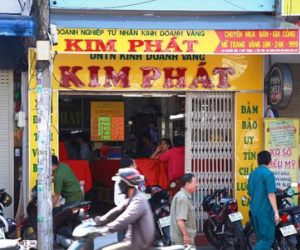 Giây phút kẻ "xin đểu" 200 triệu đồng lao vào tiệm vàng uy hiếp