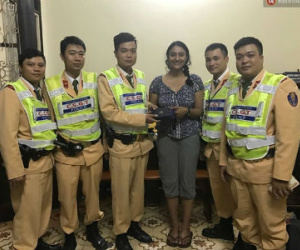 Hà Nội: CSGT chặn bắt nam thanh niên cướp ví tiền của nữ du khách người Úc