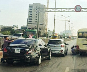 Hà Nội: Xe bạc tỷ gặp nạn ở đường trên cao