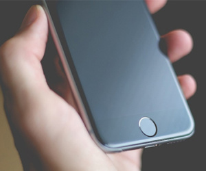 Apple bị Samsung, Google "ép" dùng màn hình OLED trên iPhone