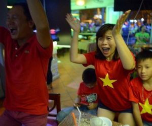 CĐV Hà Nội vỡ òa niềm vui sau bàn thắng của Công Vinh