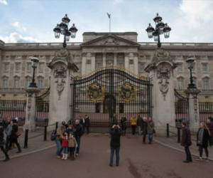 Người Anh muốn Hoàng gia tự trả tiền sửa điện Buckingham