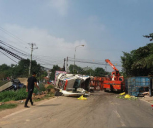 Xe container và xe tải đâm nhau, 2 người chết