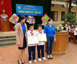 2 học sinh nghèo nhặt được ví tiền trả lại người mất