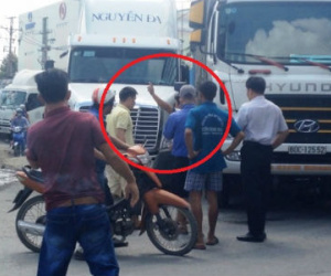 2 tài xế định "choảng" nhau bằng gậy, tuýp sắt gây náo loạn cả khu vực