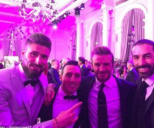 Beckham làm fan MU nóng mắt vì chụp ảnh với Giroud
