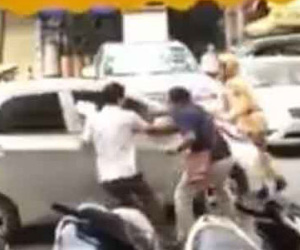 Clip: Tài xế ôtô rồ ga tông cảnh sát rồi chạy trốn