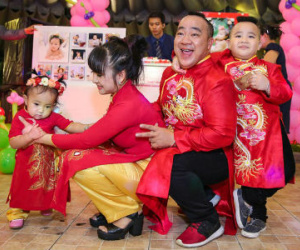 Gia đình Hiếu Hiền mặc áo dài đỏ mừng thôi nôi con gái