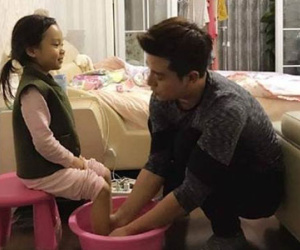 Sự thật bức ảnh ông bố soái ca quỳ gối rửa chân cho con gái được săn lùng