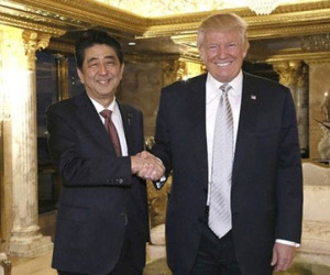 Thủ tướng Nhật tặng Trump gậy đánh golf hơn 3.700 USD
