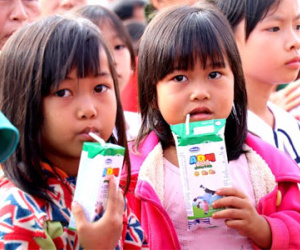 Vinamilk tiên phong mang chương trình sữa học đường đến với trẻ em Đắk Nông