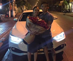 Anh chồng "nổi nhất đêm" mua xe BMW tặng vợ kỷ niệm 10 năm yêu nhau khiến dân tình xuýt xoa
